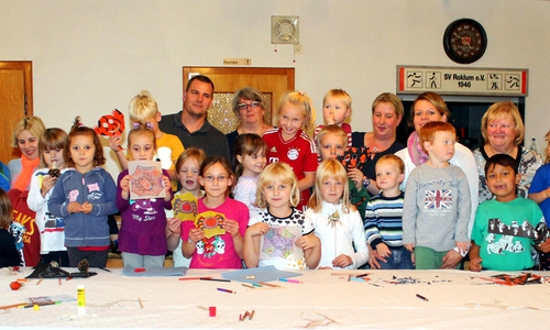 Die Teilnehmenden des Herbstbasteln 2015 Foto: Bernd-Uwe Meyer