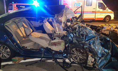 Die Insassen des Jettas mussten von der Feuerwehr befreit werden. Für die Beifahrerin kam jede Hilfe zu spät. Fotos und Video: aktuell24/Kr