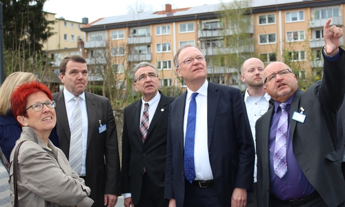 Von links: Dörthe Weddge-Degenhard (SPD-Ratsfrau), Axel Burghardt (Geschäftsführer Klinikum), Bürgermeister Thomas Pink, Ministerpräsident Stephan Weil und Ralf Harmel im Gespräch. Fotos: Nick Wenkel