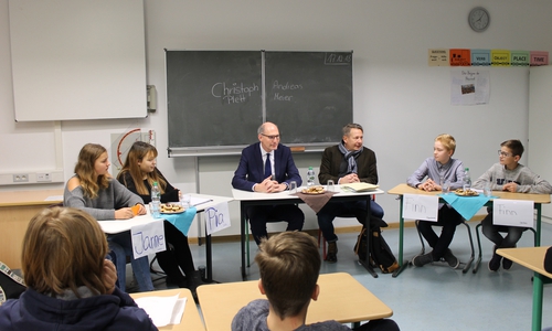 Die Politiker diskutierten angeregt mit den Schülern. Fotos: Wahlkreisbüro Christoph Plett