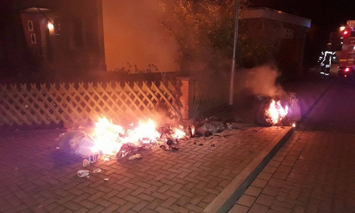 In der Nacht von Sonntag auf Montag brannte es in der Albert-Schweitzer-Allee. Fotos: Feuerwehr Wolfenbüttel 