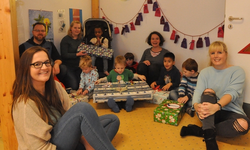 Die Siemens-Mitarbeiterinnen Georgia Druhm (vorne links) und Eileen Muschinski (vorne rechts) haben Geschenke für die Kinder des Lebenshilfe-Kindergartens Siebenstein mitgebracht. Foto: Lebenshilfe