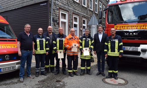 Am Rande des Feuerwehreinsatzes in der Breiten Straße freuen sich Stadtbrandmeister Christian Hellmeier (von rechts), Oberbürgermeister Dr. Oliver Junk, der neue stellvertretende Ortsbrandmeister Frank Hermanns, Noch-Ortsbrandmeister Olaf Laue, sein Nachfolger Udo Löprich, die stellvertretenden Stadtbrandmeister Frank Slotta und Jürgen Koch sowie Erster Stadtrat Burkhard Siebert nicht nur über ein gelöschtes Feuer, sondern auch über die Ernennungen.

Foto: Stadt Goslar