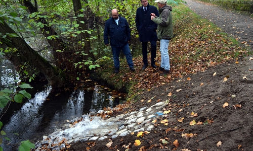 v.r.: Thomas Moll, Leiter des städtischen Fachdienstes
Umwelt und Gewässerschutz, Oberbürgermeister Dr. Oliver Junk und Jörg Hinke, Leitung
Technik Wasserwirtschaft der Eurawasser Betriebsführungsgesellschaft, sehen sich die
neue Frischwasserleitung an. Fotos: Stadt Goslar