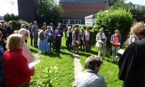 Versammlung am Ginkgo-Baum nach dem Gottesdienst, in der Mitte: Bischof Dr. Joseph P. Bvumbwe (Malawi), Thomas Hofer, stellvertretender Bischof (Braunschweig), Pastor Tashihiro Takamura (Japan). Foto: Privat