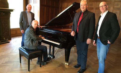 Tom Ruhstorfer, Prof. Dr. Franz Riemer (sitzend am Flügel), Frank Oesterhelweg, Hannes Piening. Foto: CDU