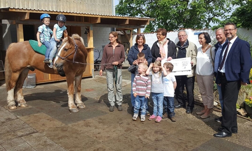 Große Freude über die Spende des Kiwanis-Clubs herrscht bei den Kindergartenkindern und Vertetern der Lebenshilfe. Foto: Lebenshilfe