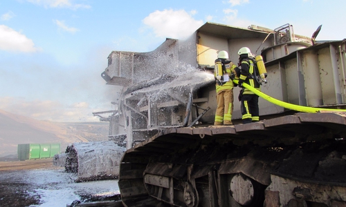 Unter schwerem Atemschutz löschten die Einsatzkräfte das teils schwer zugängliche Feuer mit Schaum. Fotos: Feuerwehr Schöningen