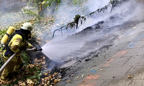 Einsatzkräfte unter Atemschutz hatten den Brand (mit einem C-Rohr) schnell unter Kontrolle. Foto: Feuerwehr Bad Harzburg