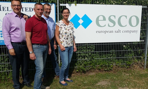 Vl.: Samtgemeindebürgermeister Gero Janze mit Grubenbetriebsführer Jörg Bode, Werkleiter Dr. Markus Cieslik und Veronika Koch vom Förderverein des Bades beim Vororttermin im Freizeitbad. Foto: Samtgemeinde Grasleben 