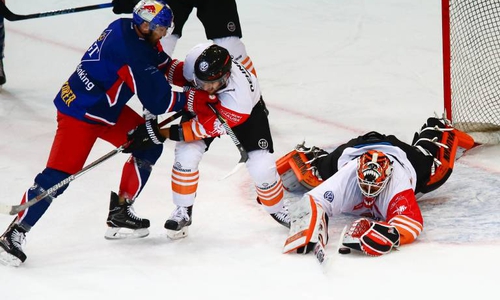Goalie Jerry Kuhn zeigte eine enorme Leistung und hielt dem Dauerfeuer der Hausherren größtenteils stand. Foto: imago/GEPA Pictures