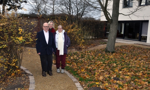  Anja Schildener (Mitte) dreht zusammen mit den Bewohnern Hans-Dieter (links) und Sonja die erste Runde im Sinnesgarten vor dem Lebenshilfe-Wohnheim. Foto: Lebenshilfe