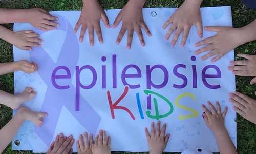Der Verein Epilepsie-Kids erhält eine großzügige Spende, welche die Gemeindeangestellten bei Betriebsveranstaltungen gesammelt haben. Foto: Epilepsie-Kids e. V.