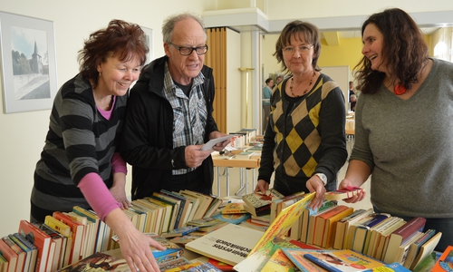 Iris Hellwig, Rüdiger Haar, Christa Haar, Claudia von der Heyden-Rynsch haben im letzten Jahr die Bücherberge in Veltheim sortiert. Foto: Privat