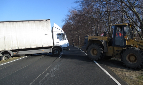 Der LKW rutsche in den Graben. Foto: Polizei