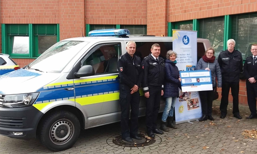 Die Organisatoren Jens-Uwe Blume, Thomas Rickmann und Bernd Hacke nehmen Marie Ehrenreich-Lampe und Iris Heinze von den "Weggefährten" in ihre Mitte. Rechts Kommissariatsleiter Jörn Paulsen. Foto: Polizei Braunschweig