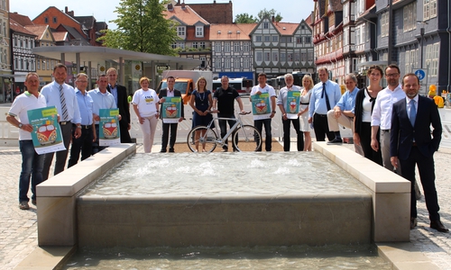 Die Veranstalter der Mobilen Welten, des Buspullings und des Umweltmarktes positionierten sich schon mal an der Brunnenanlage in der Reichsstraße, die ebenfalls an dem Wochenende eingeweiht wird. Foto: Alexander Dontscheff
