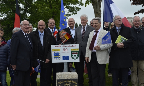 Hinter der frisch enthüllten Tafel auf dem Salzdahlum-Platz versammelten sich Bürgermeister Jean Pierre Salles aus Briouze, Wolfgang Bothe vom Komitee in Salzdahlum, die beiden Gründer der Partnerschaft Claude Roussel und Gerhard Hoppe, Salzdahlums Ortsbürgermeister Ralf Achilles sowie Daniel Gohier vom Komitee in Briouze. Foto: Privat/Wolfgang Bothe