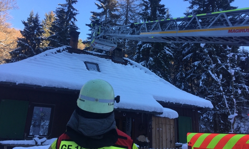 Ein Schornsteinfeger musste eingreifen. Er kehrte den Schornstein von oben. Foto: Feuerwehr