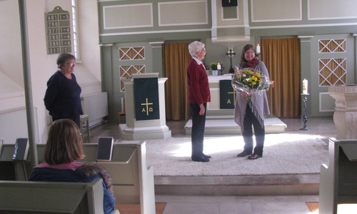 Helga Schober Mitte, rechts Kristina Johns, links Lektorin Ehlers. Foto: Privat