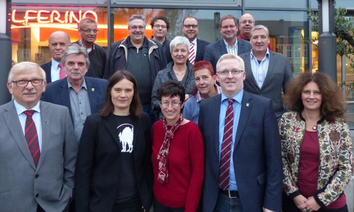 Die neue SPD Kreistagsfraktion konstituiert sich im Solferino (v.l.): Joachim Eichenlaub, Harald Koch, Reinhard Deitmar, Thomas Jakob, Janna Münch, Bernfried Keye, Lennie Meyn, Ruth Naumann, Landrätin Christiana Steinbrügge, Julian Märtens, stellv. Vorsitzende Sabine Resch-Hoppstock, Vorsitzender Falk Hensel, stellv. Vorsitzender Marcus Bosse, Michael Hausmann, Oliver Ganzauer, Susanne Fahlbusch. Es fehlen Martin Albinus und Katrin Brandes. Foto: SPD