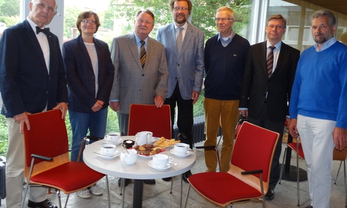 Von links: Dr. Wolfgang Müller (Hans und Helga
Eckensberger-Stiftung), Dr. Christine Neumann (Vorsitzende des
Kirchenvorstands St. Thomas), Dr. Gottfried Herrmann (Vorsitzender des
Fördervereins St. Thomas), Pfr. Andreas Riekeberg, Walter Denzel,
Hans-Hermann Haase, Thomas Raedler (Mitglieder des Ausschusses
Mobiliarbeschaffung). Foto: Privat