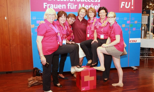 Die Frauen trugen Shirts mit dem Aufdruck "DressforSuccess. Frauen für Merkel" Foto: Peiner Frauen Union