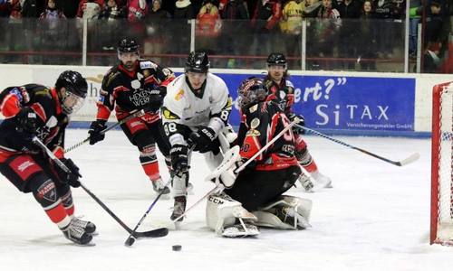 Vor dem Falken-Tor war allerhand los. Foto: Frank Neuendorf/Jahn Pictures