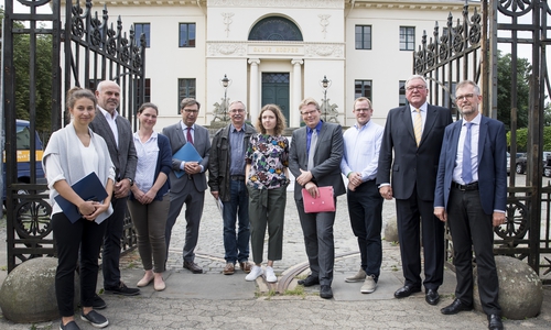 Jana Dietzsch, Dr. Achim Krekeler (Dr. Krekeler Generalplaner GmbH); Svenja Wilters, Dirk Franke, Wolfgang Altmann (städtischer Fachbereich Hochbau und Gebäudemanagement); Miriam Bettin (Kunstverein), Stadtbaurat Heinz-Georg Leuer, Werner Schilli (Braunschweigische und Niedersächsische Sparkassenstiftung), Wilhelm Eckermann (FB Hochbau und Gebäudemanagement).