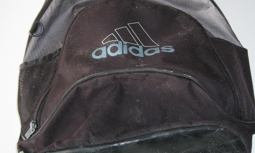 Diesen Rucksack soll einer der Täter zurückgelassen haben. Foto: Polizei