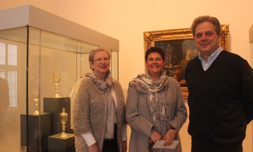 Ab dem heutigen Freitag zeigt das Museum im Schloss die Ausstellung "Kostbarkeiten aus Sand und Asche". Cortina Teichmann, Dr. Sandra Donner und Prof. Matthias Heintze führten schon vorab durch die Ausstellung.. Fotos: Anke Donner 
