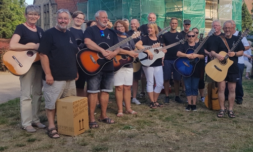 Die Gruppe Fiss Moll begleitete das Sommerfest des DRK Oberg mit klassischen Gitarrenhits. 