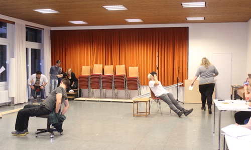 Die Vorbereitungen für das Stück "Der Mann der Sherlock Holmes war" der Musicalgruppe St. Thomas laufen auf Hochtouren. Fotos/Video: Anke Donner 