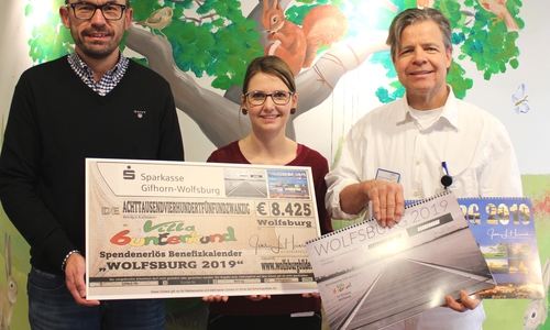 Jens Heinrich, Carolin Buse (Mitarbeiterin der Villa Bunterkund) und Prof. Dr. Gernot Sinnecker, Chefarzt der Kinderklinik. Foto: Klinikum Wolfsburg