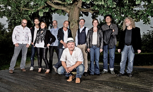  Axel Prahl (vorn) und sein Inselorchester. 