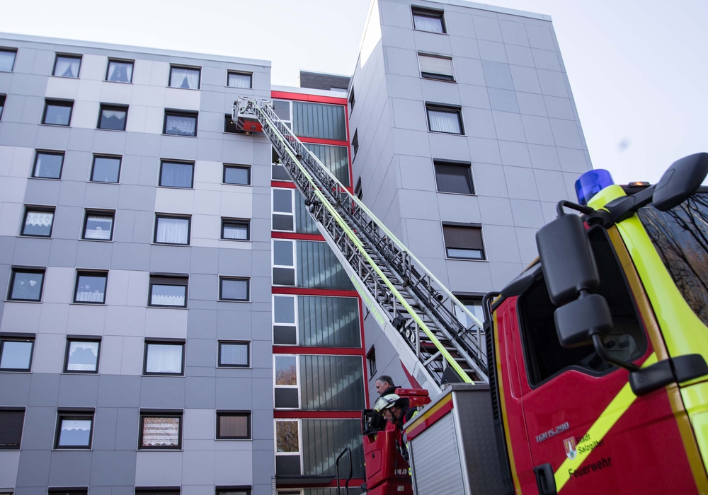 Die Feuerwehr musste über die Drehleiter in die Wohnung. Fotos: Rudolf Karliczek