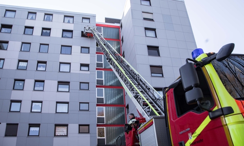 Die Feuerwehr musste über die Drehleiter in die Wohnung. Fotos: Rudolf Karliczek