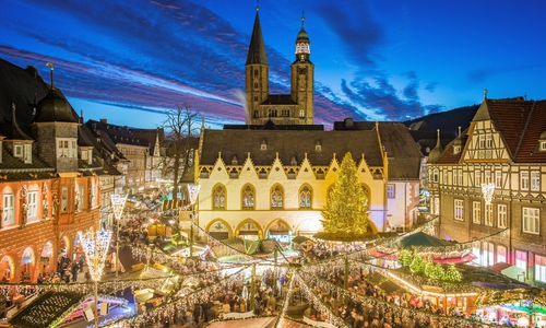 Am 6. Dezember verteilt der Nikolaus zwischen 15 und 17 Uhr Geschenke und Süßes an die kleinen Weihnachtsmarktbesucher. 
Foto: Goslar marketing gmbh / stefan schiefer