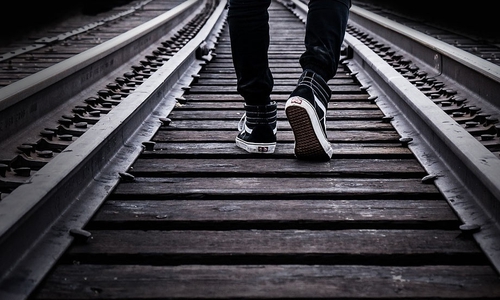 Der Mann hat den nahenden Zug vermutlich nicht kommen sehen. Symbolfoto: pixabay