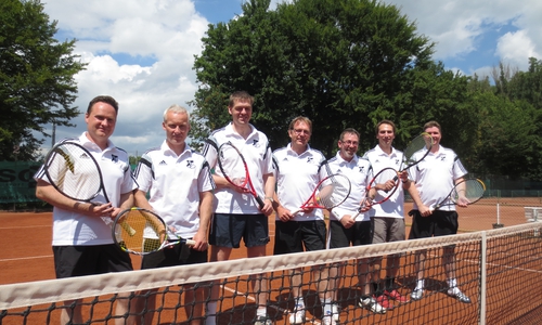 Die Tennisabteilung des ESV blickt auf die Saison zurück. Hier: die Herren 40 (Aufsteiger) Von links: K.-I. Kornfeld-Thieme, F. Büttner, K. Bursie, K. Täubert, M. Jacobs, E. Tischler, A. Lindemann Foto: Privat