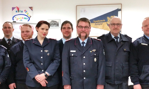 Gemeindebrandmeister Sascha Kehlau, Fachbereichsleiterin Kasse Maren Bake, Fachbereichsleiter Lehrgänge Gert Marmulla, 2. Stellv. Samtgemeindejugendfeuerwehrwart Sascha Höft, Fachbereichsleiterin Schriftwartin Melanie Rabsch, Fachbereichsleiter Wettbewerbe Benjamin Rose, Samtgemeindejugendfeuerwehrwart Frank Schultz, stellv. Kreisjugendfeuerwehrwart Heinz Meyer, Fachbereichsleiter Kinderfeuerwehr Mirko Wogatzki, 1. Stellv. Samtgemeindejugendfeuerwehrwart Jens Hielscher (v. li.). Foto: Feuerwehr Velpke