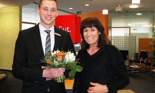 Marita Kirchner konnte ihr Glück kaum fassen, als sie von Kundenbetreuer Nikolas Jüngling in der Sparkassenfiliale Gifhorn-Süd von ihrem Los-Gewinn erfuhr. Foto: Sparkasse Gifhorn-Wolfsburg