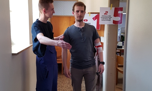 Ein Jugendfeuerwehrmitglied begleitet den Spender zu seiner nächsten Station. Foto: Privat