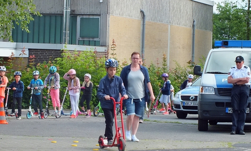 Zur Vorbereitung des ADAC Fahrradturniers und der Radfahrprüfung der Verkehrswacht üben die Kinder Aufgaben als Bewegungsspiel zu Fuß und mit dem Tretroller. Foto: Kreisverkehrswacht Helmstedt