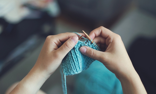 Auch Stricken kann in einem der Kurse gelernt werden. Symbolbild: Pixabay