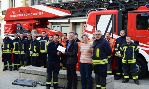 Ortsbrandmeister Stephan Bätge und sein Stellvertreter Marco Faber nahmen die Spende im Beisein vieler Einsatzkräfte von Karin Behrens-Warnecke und Jens Warnecke dankbar entgegen. Foto: privat