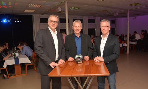 Ruheständler Eckhard Häring zwischen Inspektionsleiter Volker Warnecke (links) und Wilfried Berg, einem langjährigen Weggefährten bei der Polizei. Foto: privat


