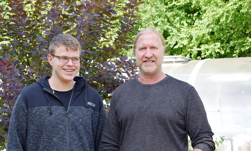 Auszubildender Fabian Scale (l.) mit seinem Ausbilder Christoph Menzel vor den Gewächshäusern der Lebenshilfe Goslar. (Foto: Lebenshilfe Goslar gGmbH)