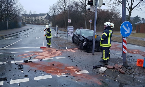 Am Morgen rückte die Feuerwehr zu einem Unfall auf der Wolfsburger Landstraße aus. Fotos: Feuerwehr Fallersleben