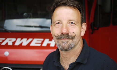 Uwe Frobart. Feuerwehrmann mit Leib und Seele. Seine Kameraden aus Leinde stehen hinter ihm. Foto: Alexander Panknin